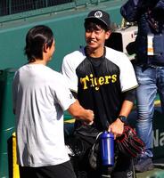 　小林（左）と握手を交わす畠（撮影・山口登）