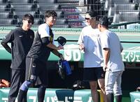 　坂本（右）とあいさつを交わす畠（撮影・飯室逸平）