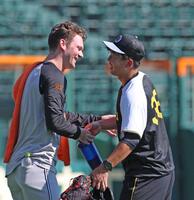 　ケラーと抱き合う畠（右）＝撮影・北村雅宏