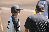 　小谷野コーチ（右）と笑顔で話をする近本（撮影・西田忠信）