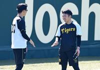 　及川（左）と談笑する石井（撮影・飯室逸平）