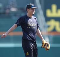 　練習中に笑顔を見せる佐藤輝（撮影・北村雅宏）