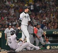 　７回、代打・大城卓に同点適時二塁打を許した才木（撮影・西田忠信）