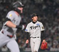 　７回、キャベッジ（左）に適時二塁打を許す才木（撮影・西田忠信）