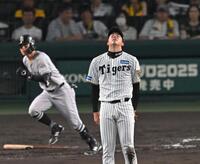 　７回、若林に勝ち越しタイムリーを打たれ、天を仰ぐ才木（撮影・飯室逸平）