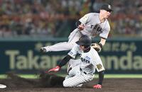 　５回、中野のゴロで挟殺プレーに持ち込まれ、泉口にタッチされてアウトになる一走・才木（下）＝撮影・北村雅宏