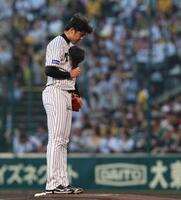 　試合開始前、マウンドで帽子を取る才木（撮影・北村雅宏）