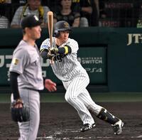 　７回、二塁打を放つ近本（撮影・飯室逸平）