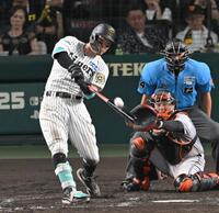 　７回、適時二塁打を放つ佐藤輝（撮影・飯室逸平）