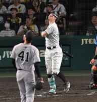 　７回、適時二塁打を放ち、打球を見つめる佐藤輝（撮影・飯室逸平）