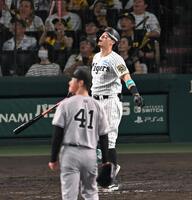 阪神・佐藤輝明が甲子園で珍エンタイトル二塁打 天仰ぎ悔しがる