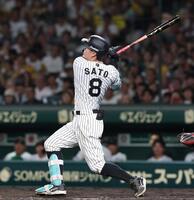 　７回、適時二塁打を放つ佐藤輝（撮影・北村雅宏）