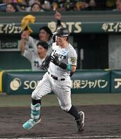 　７回、適時二塁打を放ち激走する佐藤輝（撮影・飯室逸平）