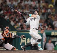 　７回、適時二塁打を放つ佐藤輝