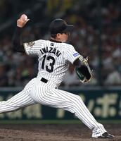 　９回から登板する岩崎（撮影・北村雅宏）