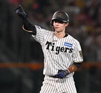 　７回、２点二塁打を放ちポーズを決める中野（撮影・西田忠信）