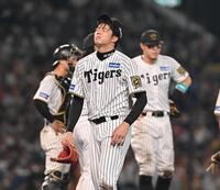 　７回、キャベッジに適時二塁打を許し降板する才木（撮影・西田忠信）