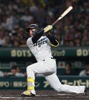 　６回、二塁打を放つ森下（撮影・北村雅宏）