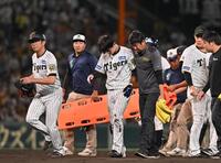 　９回、二塁で浅野と交錯しベンチに下がる中野（中央）＝撮影・西田忠信