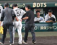 　ベンチに下がる中野（５１）を心配そうに見つめる藤川監督（右から２人目）＝撮影・飯室逸平