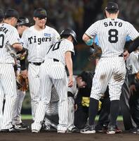 　９回、負傷しうずくまる中野（中央下）＝撮影・北村雅宏