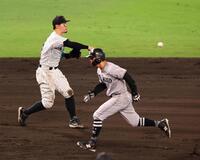 　９回、佐藤輝は坂本の打球を捕球し二塁へ送球するもセーフになる（撮影・山口登）