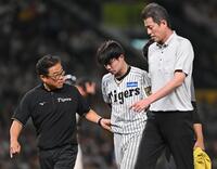 　９回、二塁で浅野と交錯しベンチへ下がる中野（中央）＝撮影・西田忠信