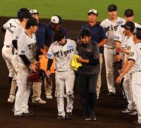 　９回、浅野と激突した中野はベンチに戻る（撮影・山口登）