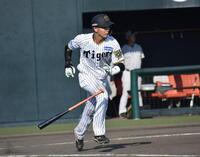 　３回に中堅へ適時打を放つ山田