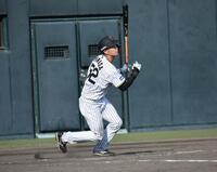 　３回に中堅へ適時打を放つ山田