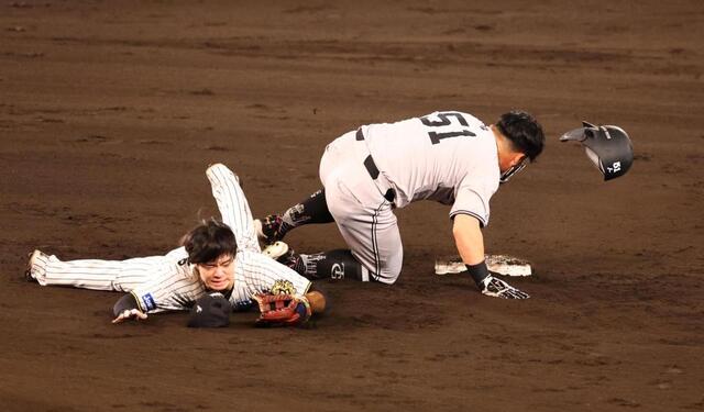 阪神・中野がアクシデントで緊急交代 九回2死、走者の浅野と交錯