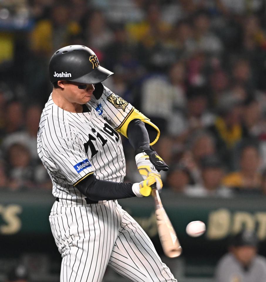 　８回、猛打賞となる二塁打を放つ森下（撮影・西田忠信）