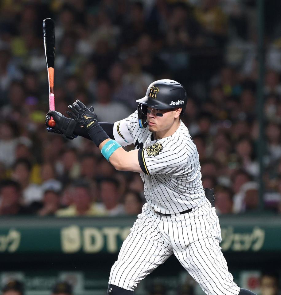 　３回、勝ち越しとなる適時打を放つ佐藤輝（撮影・北村雅宏）