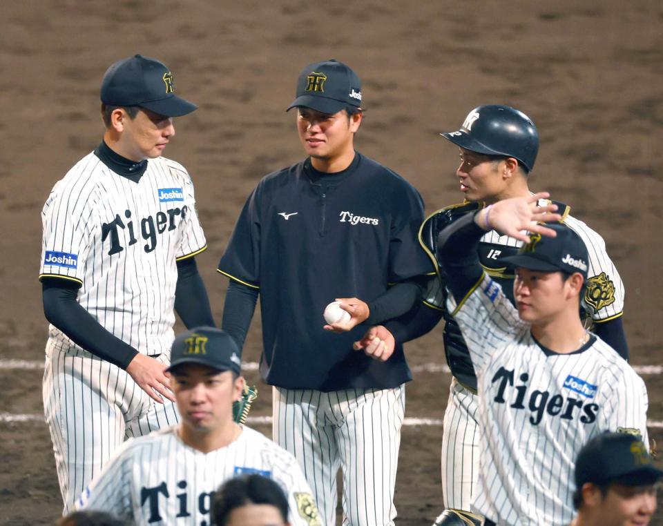 　ウイニングボールを手に笑顔を見せる高橋（中央）（撮影・山口登）