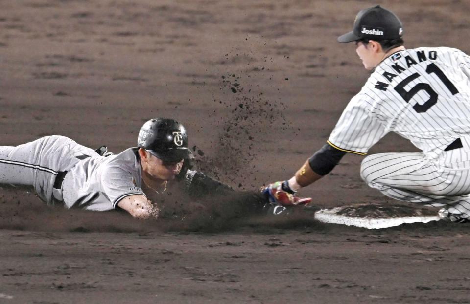 　９回、二塁を狙うもアウトになる巨人・若林（撮影・飯室逸平）