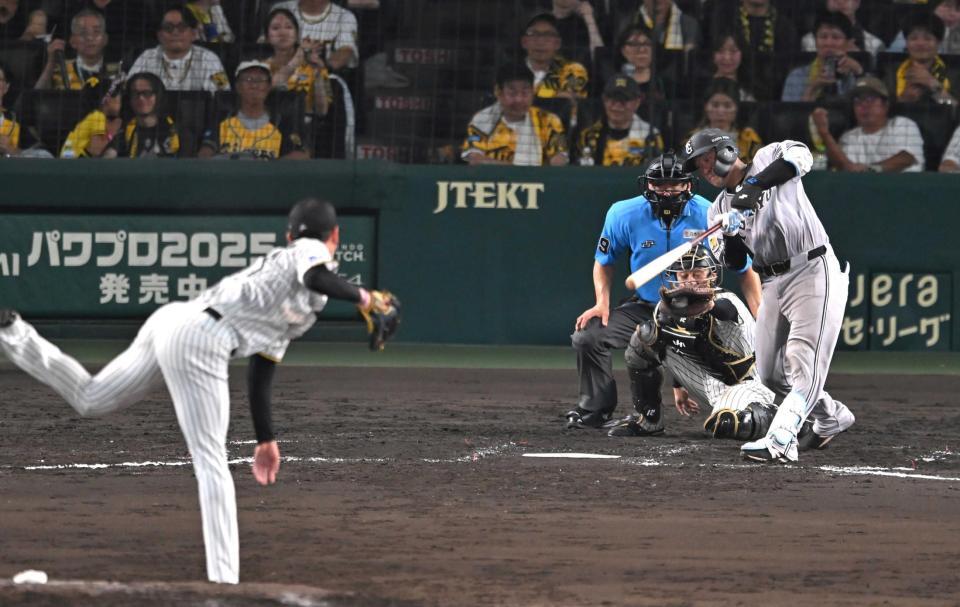 　７回、岸田を空振り三振に斬る及川（撮影・飯室逸平）