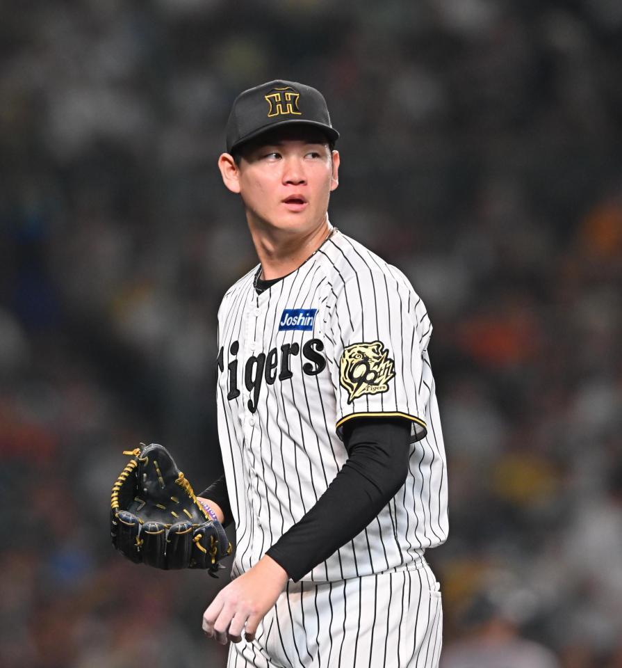 　７回を投げ終えベンチに戻る及川（撮影・西田忠信）