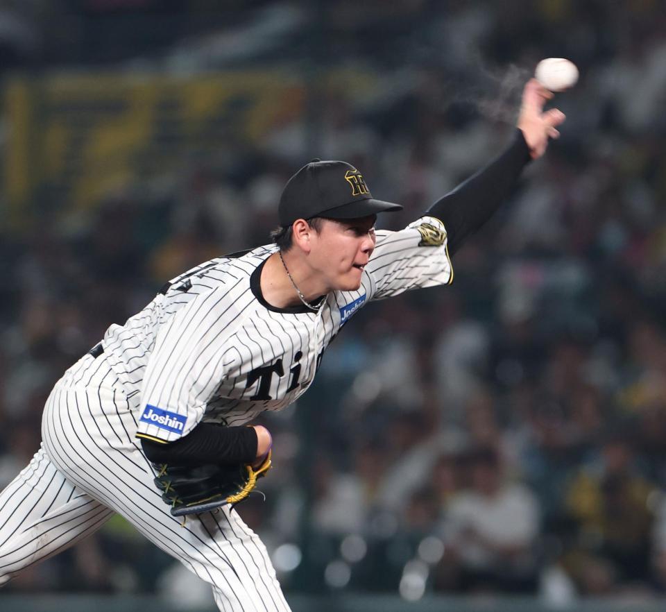 　７回から登板する及川（撮影・北村雅宏）