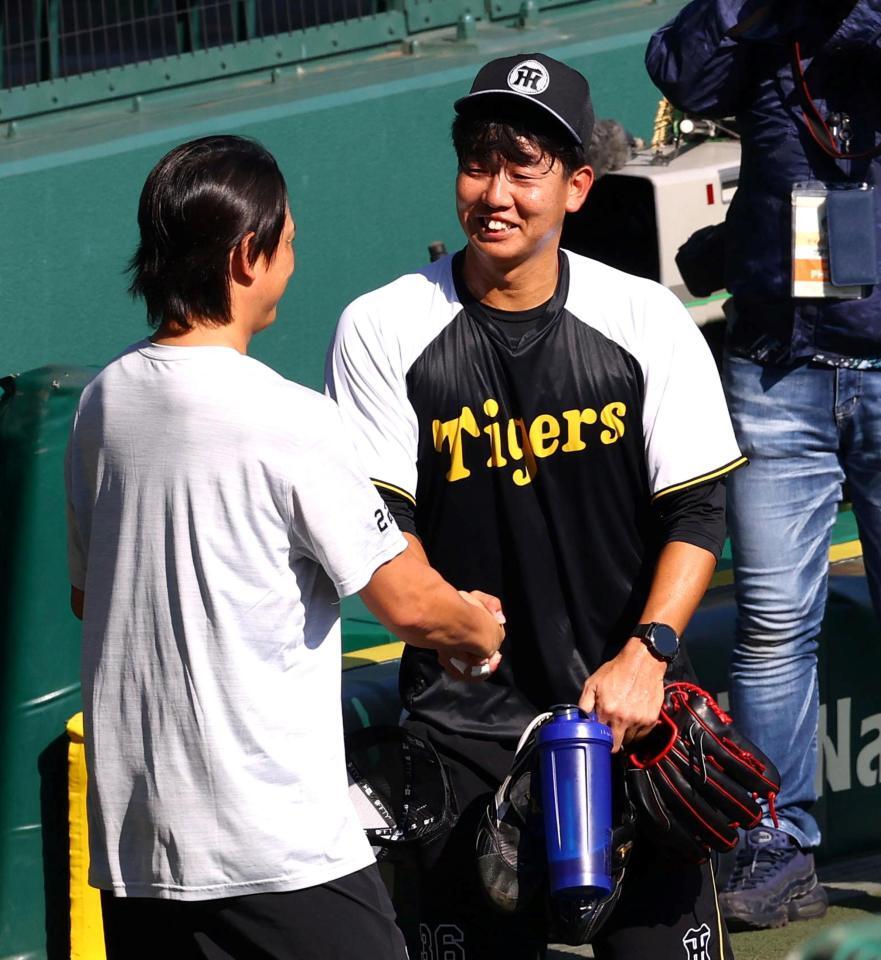 　小林（左）と握手を交わす畠（撮影・山口登）