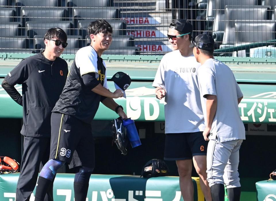 　坂本（右）とあいさつを交わす畠（撮影・飯室逸平）