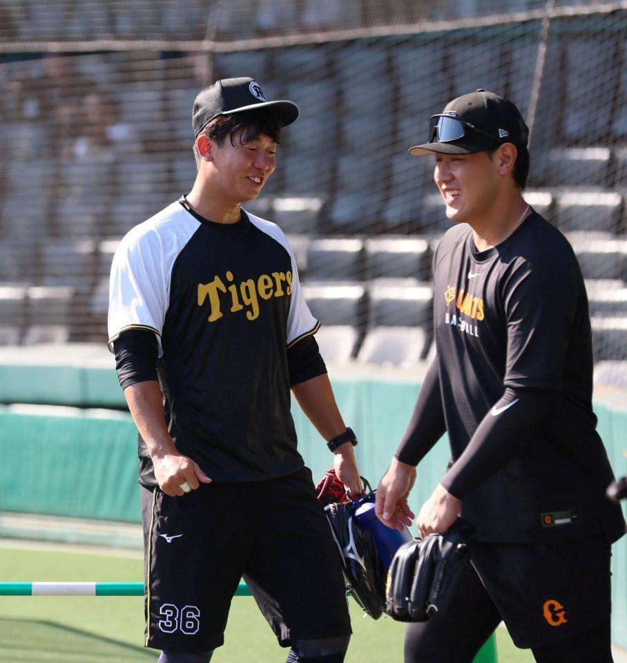 　岡本に声をかける畠（左）＝撮影・北村雅宏