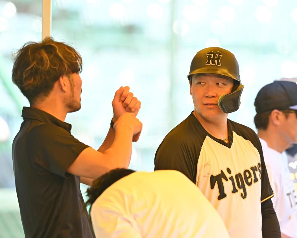 　狩野恵輔氏（左）と言葉を交わす大山（撮影・西田忠信）