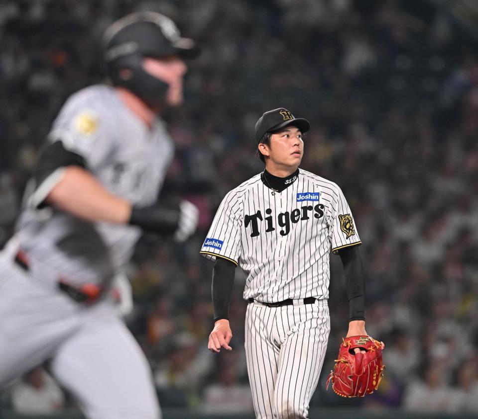 　７回、キャベッジ（左）に適時二塁打を許す才木（撮影・西田忠信）