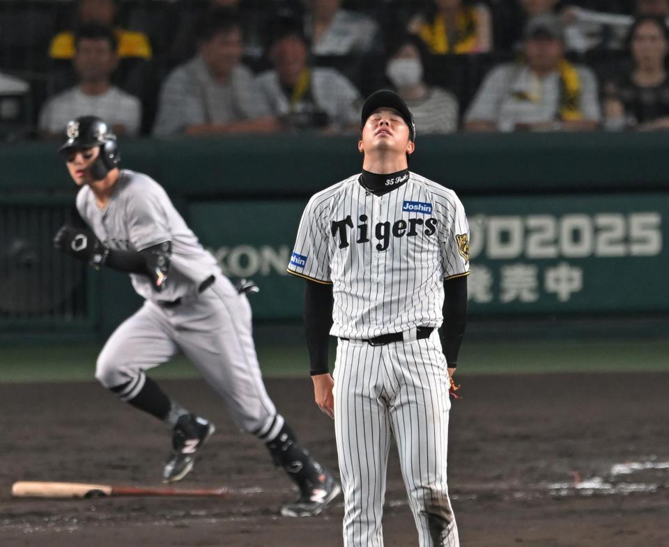 　７回、若林に勝ち越しタイムリーを打たれ、天を仰ぐ才木（撮影・飯室逸平）