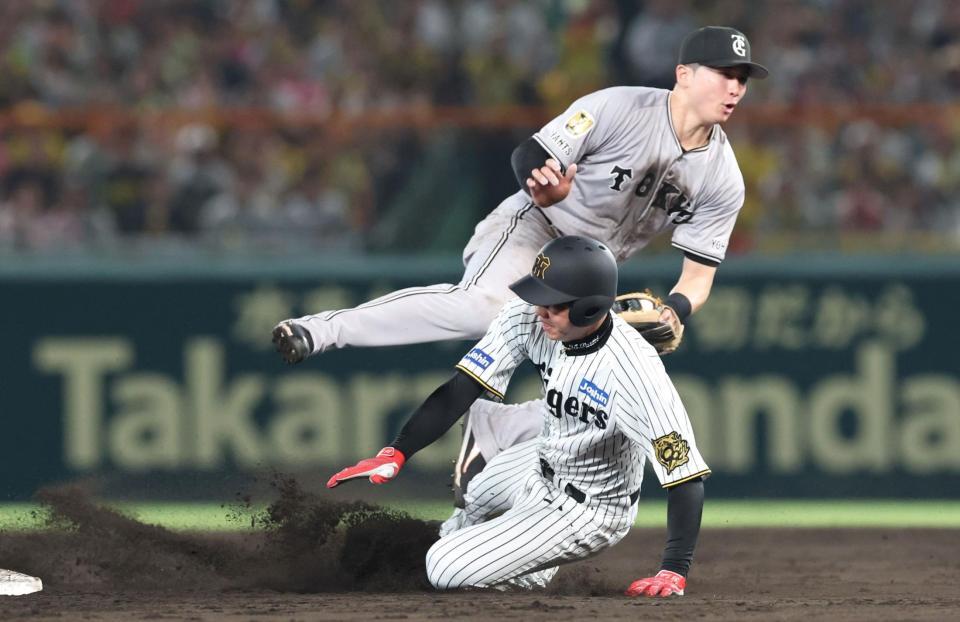 　５回、中野のゴロで挟殺プレーに持ち込まれ、泉口にタッチされてアウトになる一走・才木（下）＝撮影・北村雅宏