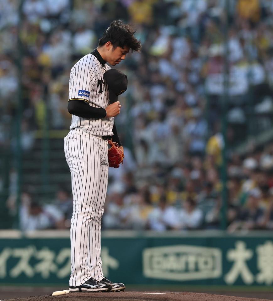 　試合開始前、マウンドで帽子を取る才木（撮影・北村雅宏）