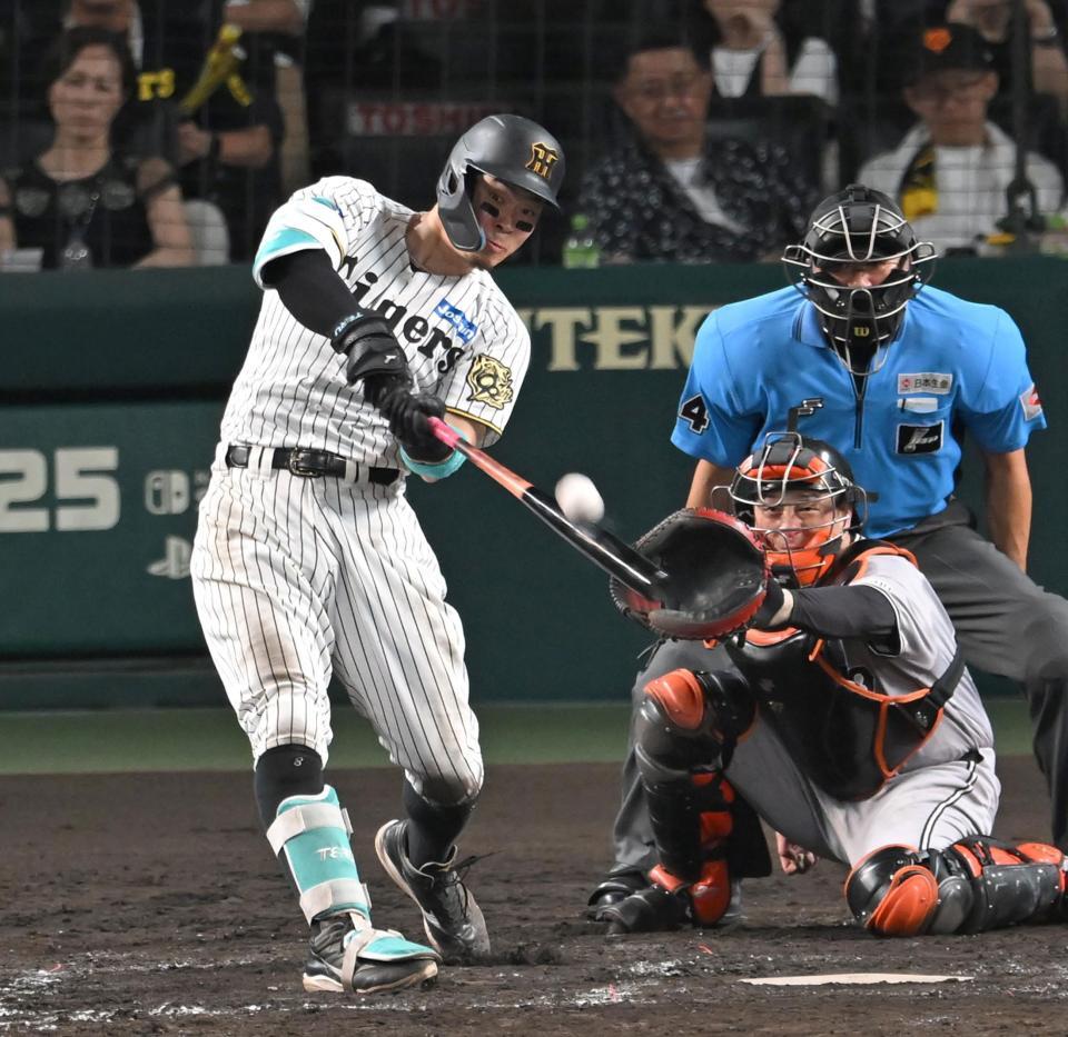 　７回、適時二塁打を放つ佐藤輝（撮影・飯室逸平）