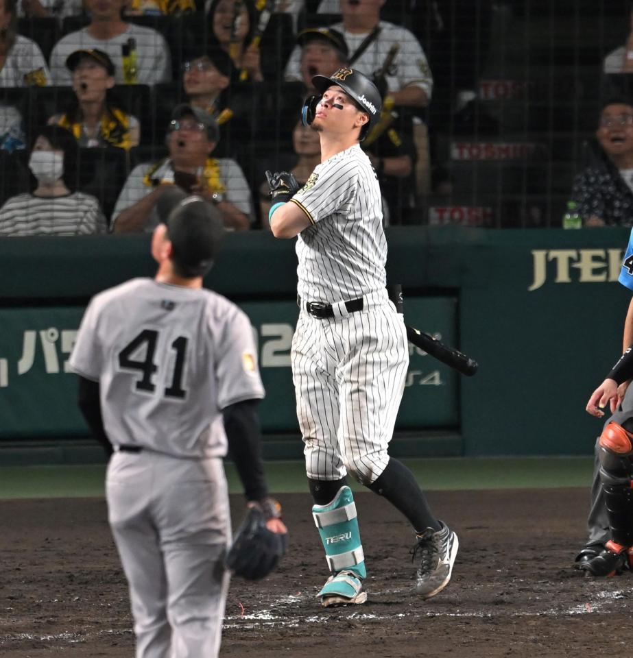 　７回、適時二塁打を放ち、打球を見つめる佐藤輝（撮影・飯室逸平）