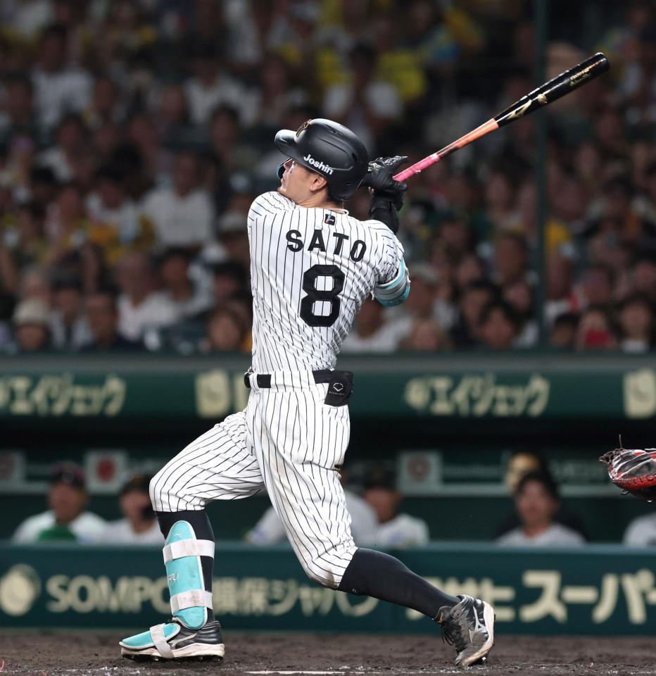 　７回、適時二塁打を放つ佐藤輝（撮影・北村雅宏）