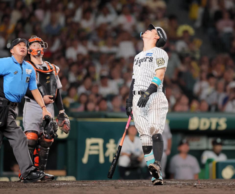 　７回、打球を打ち上げた佐藤輝は天を仰ぐが、適時二塁打となる